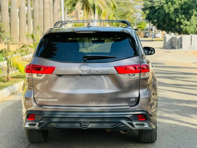 2018 Foreign Used Toyota Highlander – Clean SUV